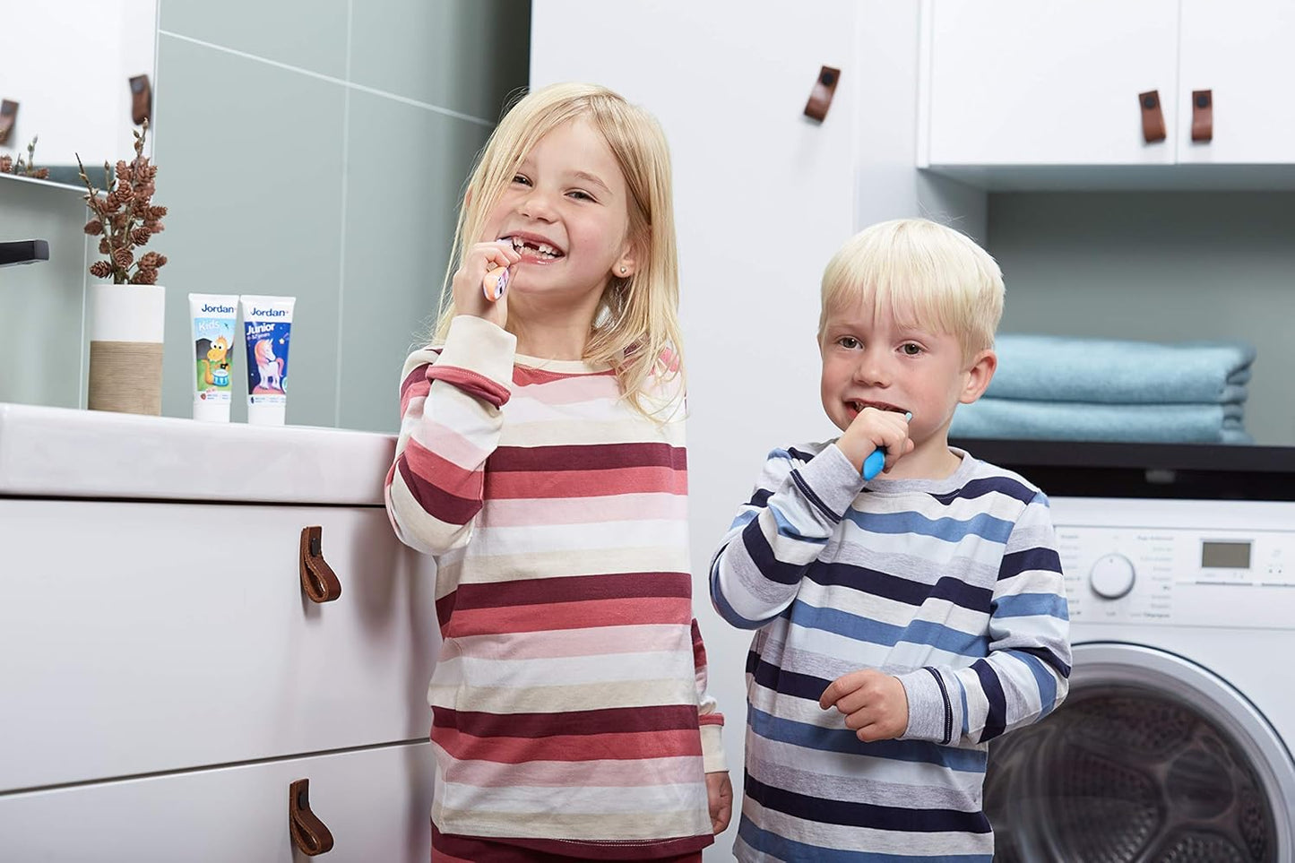 Jordan ® | Step 2 Zahnbürste Kinder | Kinder Zahnbürste Für 3-5 Jahre | Weiche Borsten, Doppelter Ergonomischer Griff & Bpa-Frei | Grüne Und Blaue Farbe | Pack 4 Einheiten